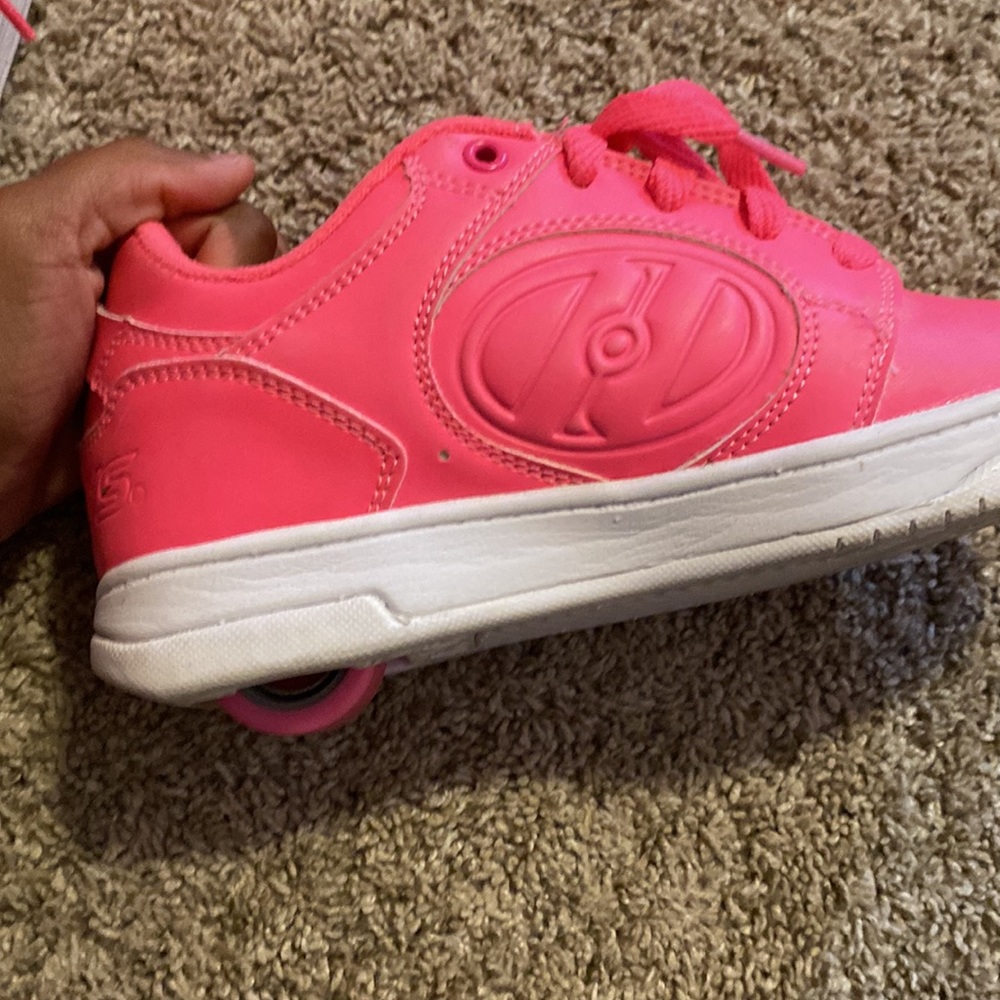 Neon pink Heelys    Size:3.5 Color:Neon Pink. Brand: Heelys